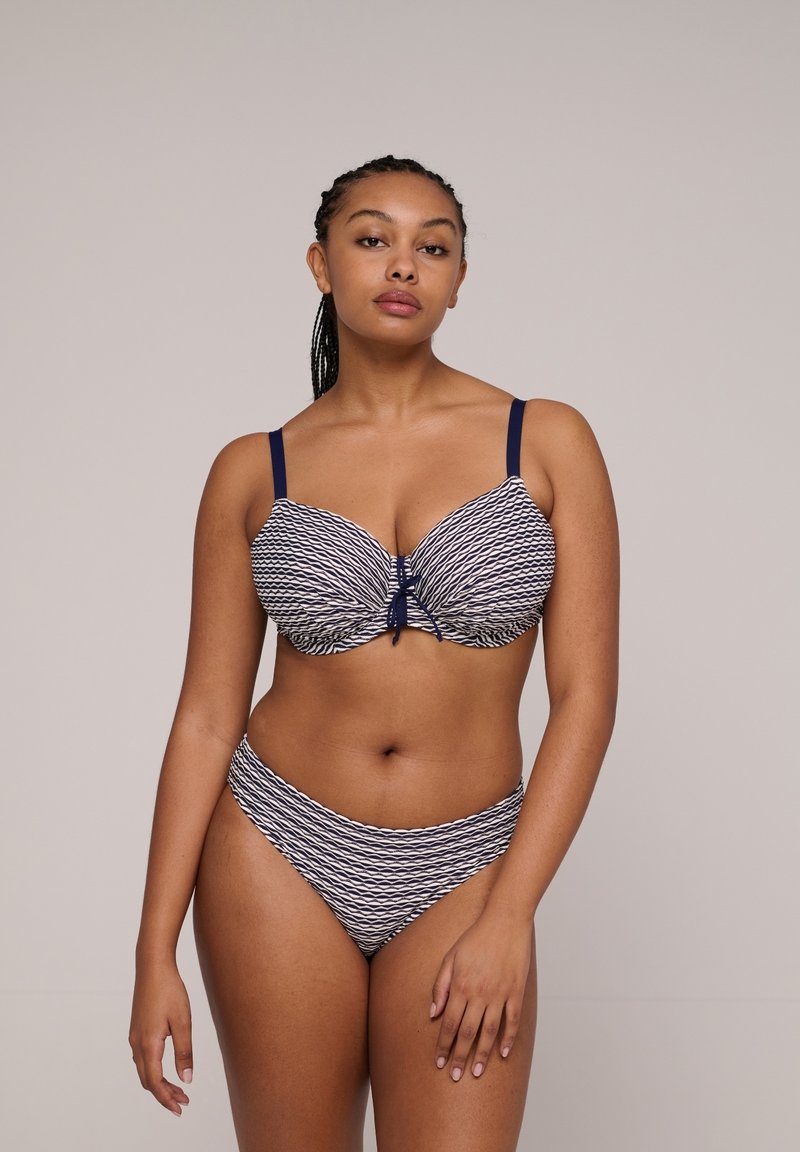 Niebiesko-biała bikini w paski z wsparciem drucianym; posiada kokardkę z przodu i dopasowane spodnie typu high-waist.