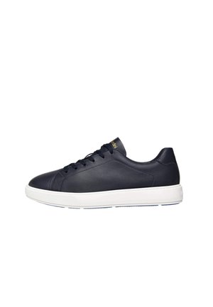 Zapatillas de cuero navy con suela de goma blanca, puntera redonda, cordones planos y un sutil logotipo en la lengüeta. Textura suave y diseño minimalista.