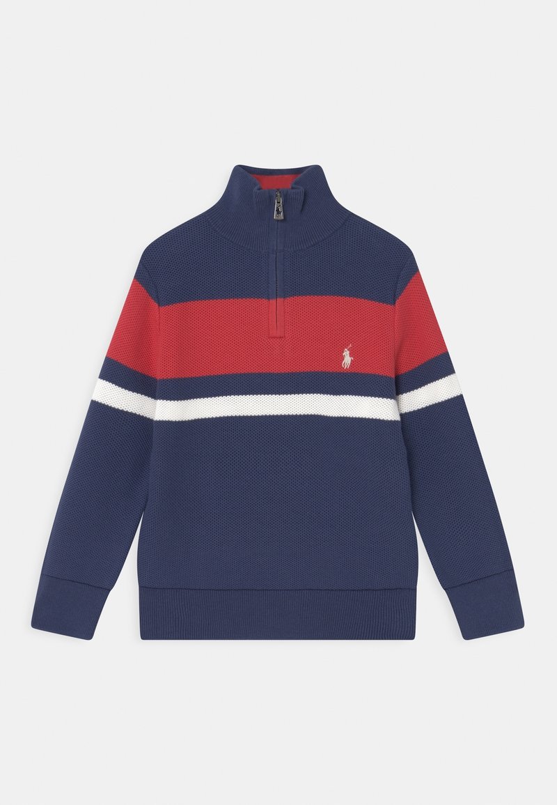 Pull-over en maille bleu marine avec des rayures horizontales rouges et blanches, col montant, demi-fermeture éclair, et petit logo blanc brodé sur la poitrine.