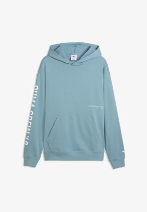 Sudadera con capucha azul claro hecha de tela suave, con un bolsillo tipo canguro en la parte delantera y un patrón de texto blanco en la manga izquierda. Logo en la manga derecha.