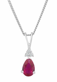 Srebrny naszyjnik z zawieszką w kształcie gruszki z czerwonym kamieniem szlachetnym, ozdobiony trzema małymi przezroczystymi kamieniami powyżej oraz skręconym łańcuszkiem.