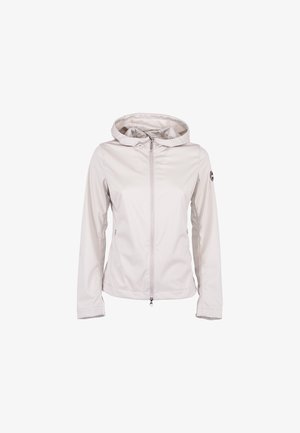 Lichtbeige damesjas met capuchon, volledige ritssluiting aan de voorkant en logopatch op de linker mouw, weergegeven tegen een witte achtergrond.