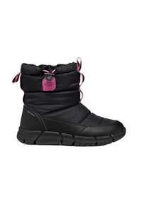 Bota negra acolchada con un cuello alto fruncido, detalles en rosa, suela de goma y material impermeable, con cordones y una etiqueta con el logo.