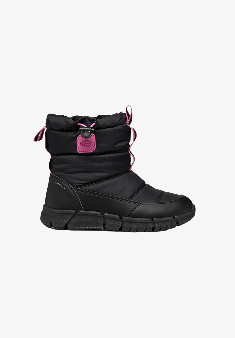 Bota negra acolchada con un cuello alto fruncido, detalles en rosa, suela de goma y material impermeable, con cordones y una etiqueta con el logo.