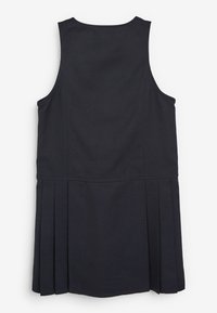 Schwarzes ärmelloses Kleid mit einem gefältelten Rock und einem runden Ausschnitt, aus glattem Stoff mit sichtbaren Nähten entlang der Nähte.