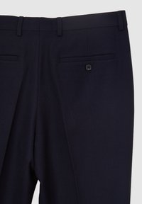 Pantaloni strutturati blu navy caratterizzati da una texture liscia, due tasche posteriori e un singolo bottone nero come chiusura.