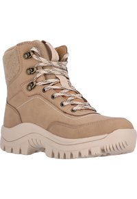 Beige utomhussko med övre i mocka, strukturerad gummisula, metallögon, och mönstrade skosnören, med en vadderad krage för komfort.