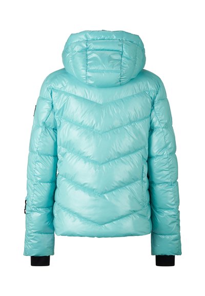 Turkooizen gevoerde jas met capuchon, met een chevronpatroon, glanzende textuur en zwarte manchetten. Achteraanzicht toont een doorgestikt ontwerp.