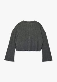 Afgeknotte top met lange mouwen in donkergrijs ribstof. Beschikt over brede mouwen met rauwe randen, een ronde halslijn en een textuurontwerp.