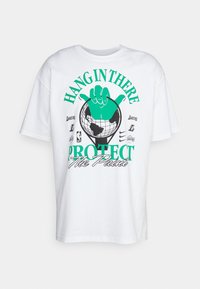 Biała bawełniana koszulka z okrągłym dekoltem, z graficznym wzorem dłoni i globusa w zieleni i czerni oraz napisem: "HANG IN THERE PROTECT The Paint."