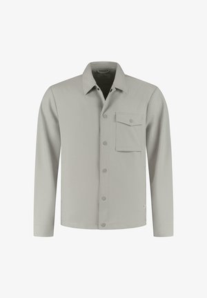 Chemise gris clair à manches longues avec un devant boutonné, un col pointu et une poche poitrine. Texture lisse, design minimaliste et sans motifs.
