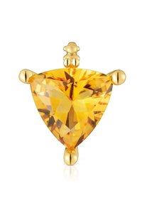 Gemma gialla di forma triangolare e sfaccettata incastonata in un montatura in oro con estremità arrotondate, fotografata su uno sfondo bianco.