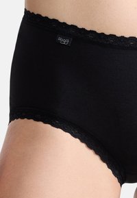 Schwarze Baumwoll-Hipster-Unterwäsche mit zarter Spitzenkante an Taille und Beinausschnitten. Mit einem bestickten Logopatch am Bund versehen.