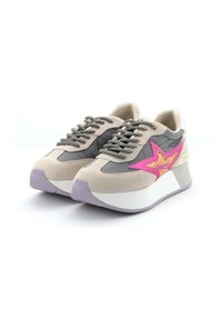 Sneakers met een beige suède en grijs synthetisch bovenwerk, roze sterdetail, dikke witte tussenzool en gestructureerde rubberen buitenzool. Zwarte veters.