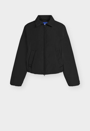 Μαύρο κοντό μπουφάν με μπροστινό φερμουάρ, κολάρο τύπου spread, μακριά μανίκια με ελαστικά μανσέτια και λοξές μπροστινές τσέπες σε απλό φόντο.