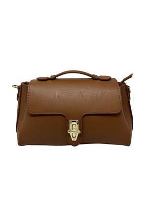 Borsa a mano in pelle marrone con chiusura a scatto color oro, manico superiore e patta curva, isolata su sfondo bianco.