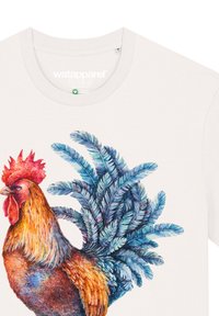 Weißes Kurzarm-T-Shirt mit einer bunten Illustration eines Huhns, das blau gefiederte und detaillierte Elemente, einschließlich Textur und Schattierung, zeigt.