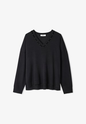 Czarny sweter z dekoltem w serek, z prążkowanym wykończeniem i luźnym krojem. Ozdobiony małymi ćwiekami wzdłuż dekoltu. Wykonany z miękkiego materiału dzianinowego.