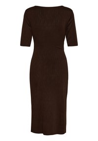 Robe marron foncé cintrée longueur genou avec manches courtes et col rond, vue de dos sur un fond blanc uni.