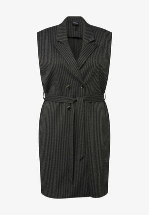Vestido sin mangas de chaqueta con finas rayas grises, cuello de solapa, frente de doble botón, cintura ceñida con cinturón y tela texturizada.