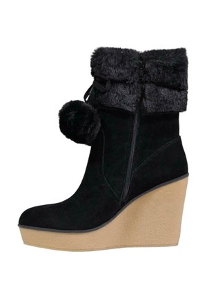 Stivali wedge in suede nero con un polsino in pelliccia sintetica texturizzata, chiusura con zip e dettagli decorativi a pom-pom. Suola wedge in un tono beige chiaro.