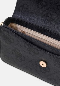 Portefeuille en cuir synthétique noir texturé avec une fermeture à bouton-pression dorée. L'intérieur comprend un compartiment zippé et une doublure de couleur claire.