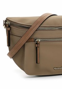 Beige nylon axelväska med en böjd design, som har två zippered fack, läderdetaljer och en avtagbar rem. Guldiga metalldelarna.