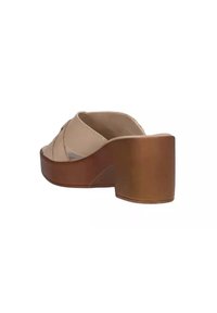 Mule in beige con piattaforma e punta aperta arrotondata. Cinghie incrociate e un tacco spesso marrone con una texture liscia. Design semplice e moderno.