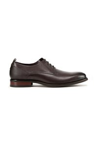 Zapato de vestir para hombre en cuero marrón oscuro, con tacón bajo, cierre de cordones y contrafuerte texturizado, mostrado desde el lado exterior sobre fondo blanco.