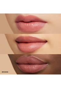 Drei Lippen in verschiedenen Nude-Tönen: heller matter Finish, mittlerer glänzender Finish und tiefer mattem Finish. Unten beschriftet mit "BROWNIE".