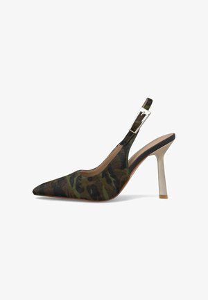 Tacón tipo slingback con punta afilada en un tejido de print de leopardo verde y negro, que presenta un tacón de aguja transparente y detalle de hebilla metálica.