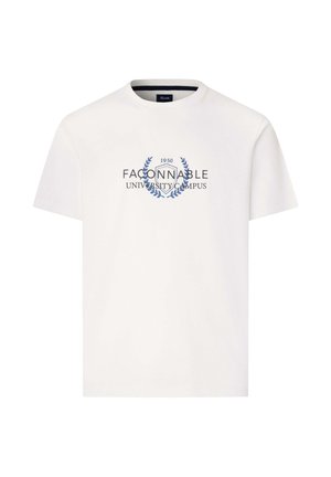 Camiseta blanca de manga corta y cuello redondo con el emblema universitario azul y el texto "FACONNABLE UNIVERSITY CAMPUS 1950" en el centro del frente.