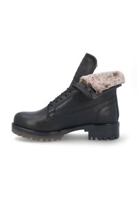Botas de cuero negro con acabado texturizado, cuello forrado de piel y suela de goma resistente con un diseño de profundidad para mayor tracción.