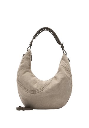 Weiche beige Stoff-Hobo-Tasche mit geschwungener Form, geflochtenem dunkelbraunem Schulterriemen und verstellbarer Seitenbügel auf weißem Hintergrund.