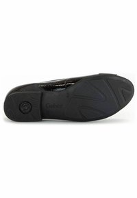 Scarpa flat nera con tomaia in pelle verniciata liscia e suola in gomma texturizzata. Presenta una punta arrotondata e un design minimalista.