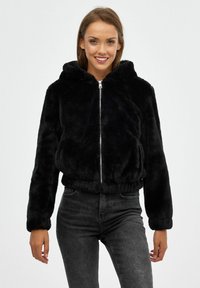 Chaqueta de pelaje sintético negro con cremallera y capucha, dobladillo y puños elásticos, que presenta una textura suave y herrajes plateados en contraste.