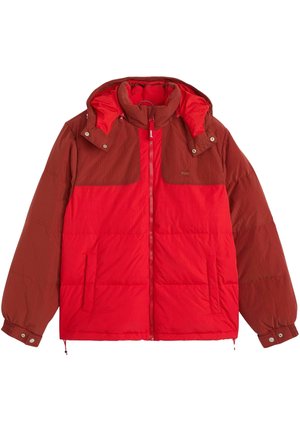 Chaqueta acolchada bicolor roja con cierre frontal, cuello alto, botones a presión en los puños y bolsillos laterales, diseñada para el clima frío.