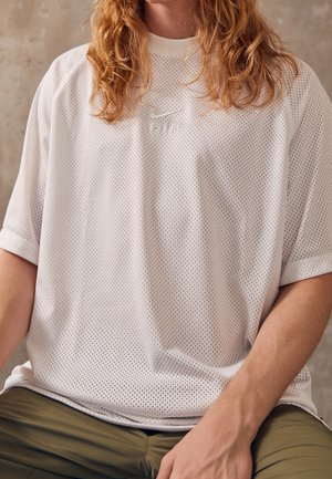 Weißes Netz-Trainings-T-Shirt mit lockerer Passform, rundem Halsausschnitt und kurzen Ärmeln. Kleines Logo auf der Brust. Strukturierter Stoff.