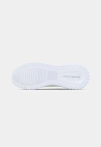 Talpa de tenis albă cu un model texturat și striat pentru aderență. Secțiune superioară netedă cu o amprente subtilă a mărcii. Design curat și minimalist.