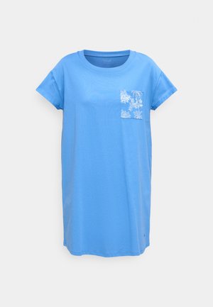 Hellblaues Kleid mit kurzen Ärmeln, rundem Ausschnitt und einer brusttasche links mit floralem Muster.