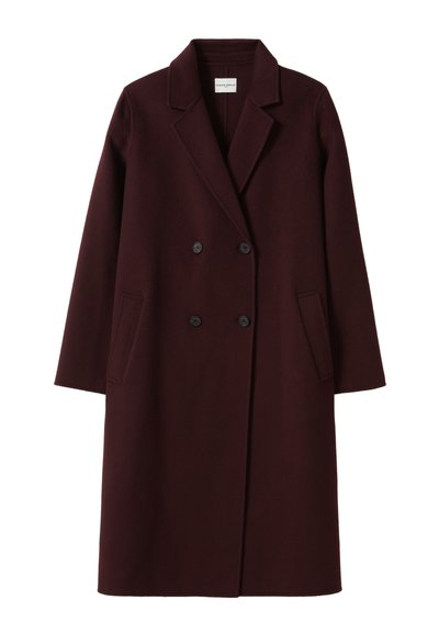 Cappotto in lana borgogna con design doppiopetto, rever a puzzetto e due tasche laterali con bottoni neri. Finitura liscia, lunghezza media.