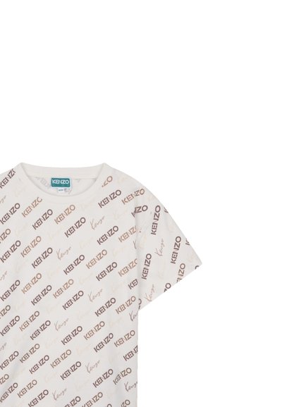 Chemise blanche à manches courtes avec logos "KENZO" diagonaux répétés dans diverses nuances de brun et une étiquette "KENZO" bleue à l'intérieur du col.