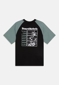 Czarna koszulka z rękawami raglanowymi w kolorze teal. Posiada graficzny nadruk z napisem "BoardRebels" i "PUMA" oraz ilustracjami skateboardowymi.