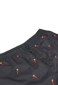Pantaloni shorts neri realizzati in tessuto leggero con cintura regolabile, caratterizzati da un motivo ripetuto di peperoncini rossi con accenti gialli.
