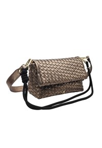 Sac à main en bronze métallique tissé avec un rabat, des accessoires dorés, et une bandoulière noire amovible. Présente une texture subtile et un design compact.