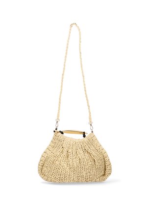 Bolso de hombro beige tejido con una larga correa trenzada y un asa corta de bambú, que presenta un diseño relajado y texturizado.