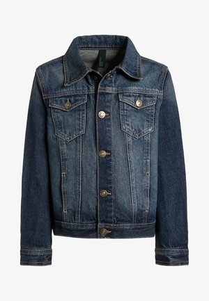 Kurtka dżinsowa w ciemnoniebieskim kolorze z klasycznym kołnierzem, podwójnymi kieszeniami na piersi, zapięciami na guziki oraz kontrastowymi przeszyciami.