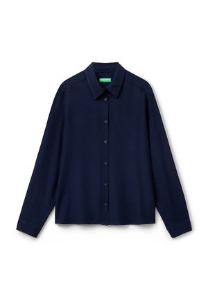 Camisa azul marino de botones, de manga larga, diseño con cuello, textura suave y corte recto con un brillo sutil. Pequeña etiqueta verde en el cuello.