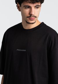 Pegador COLNE LOGO - Marškinėliai su spaudiniu - black