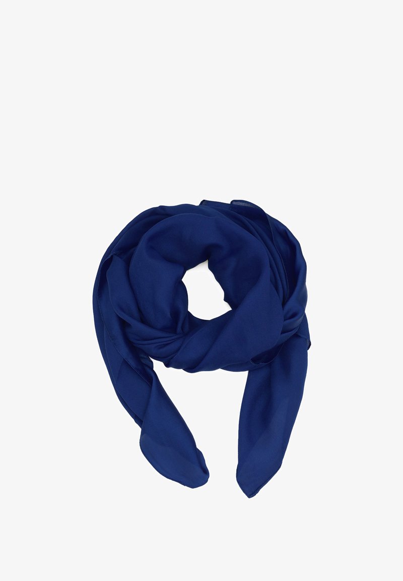 Scarf blu navy realizzato in tessuto leggero, con una texture morbida e un design fluido, modellato a ciambella con estremità sciolte.